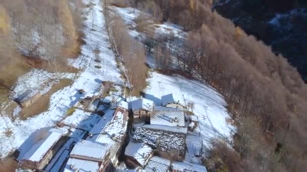 Aerial View Snowcapped Mountains Scenic Valley Idyllic Mountain Village Alpine — Vídeos de Stock