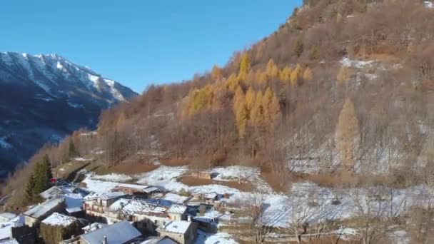 Aerial View Snowcapped Mountains Scenic Valley Idyllic Mountain Village Alpine — Wideo stockowe