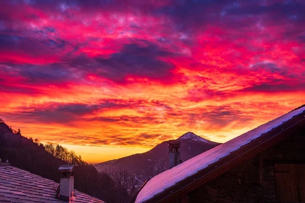 Glorious Sunset Italian Alps Beautiful Sky Snowy Valley Idyllic Village 免版税图库图片