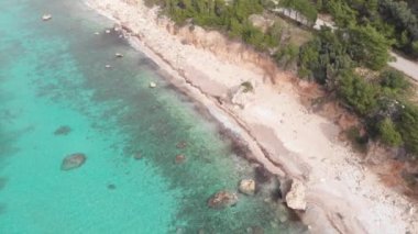 Yunanistan 'daki güzel boş plajın havadan görünüşü, hiç insan yok. İyon adası Port Katsiki, Lefkada 'daki dramatik kıyı şeridi kayalık kayalıkları. Mavi turkuaz dalgalı deniz.