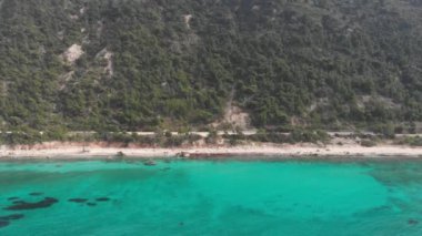 Yunanistan 'daki güzel boş plajın havadan görünüşü, hiç insan yok. İyon adası Port Katsiki, Lefkada 'daki dramatik kıyı şeridi kayalık kayalıkları. Mavi turkuaz dalgalı deniz.
