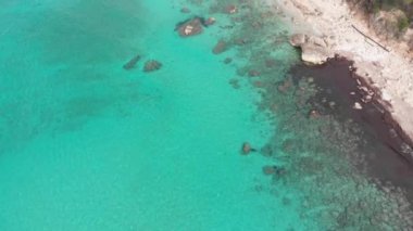 Yunanistan 'daki güzel boş plajın havadan görünüşü, hiç insan yok. İyon adası Port Katsiki, Lefkada 'daki dramatik kıyı şeridi kayalık kayalıkları. Mavi turkuaz dalgalı deniz.