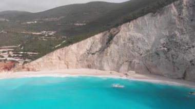 Yunanistan 'daki güzel boş plajın havadan görünüşü, hiç insan yok. İyon adası Port Katsiki, Lefkada 'daki dramatik kıyı şeridi kayalık kayalıkları. Mavi turkuaz dalgalı deniz.