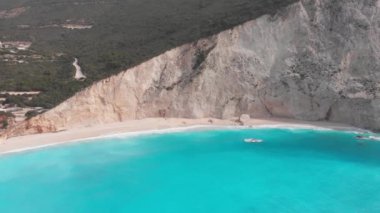 Yunanistan 'daki güzel boş plajın havadan görünüşü, hiç insan yok. İyon adası Port Katsiki, Lefkada 'daki dramatik kıyı şeridi kayalık kayalıkları. Mavi turkuaz dalgalı deniz.