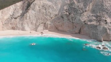 Yunanistan 'daki güzel boş plajın havadan görünüşü, hiç insan yok. İyon adası Port Katsiki, Lefkada 'daki dramatik kıyı şeridi kayalık kayalıkları. Mavi turkuaz dalgalı deniz.