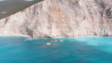 Yunanistan 'daki güzel boş plajın havadan görünüşü, hiç insan yok. İyon adası Port Katsiki, Lefkada 'daki dramatik kıyı şeridi kayalık kayalıkları. Mavi turkuaz dalgalı deniz.