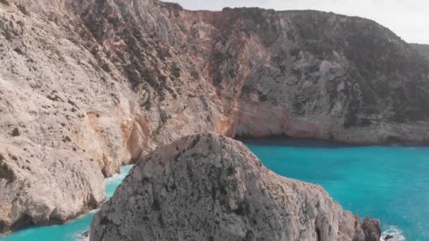 ギリシャの美しい空のビーチの空中ビューではない人 劇的な海岸線の風光明媚な湾の岩の崖 イオニア島 ポートカツィキ レフカダ 青いターコイズ波 ロイヤリティフリーのストック動画