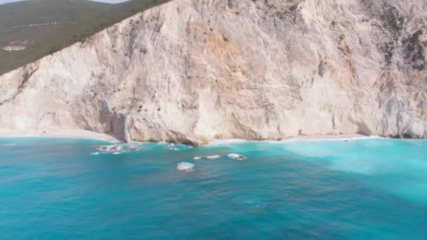 Αεροφωτογραφία Της Όμορφης Άδειας Παραλίας Της Ελλάδας Χωρίς Κόσμο Δραματική — Αρχείο Βίντεο