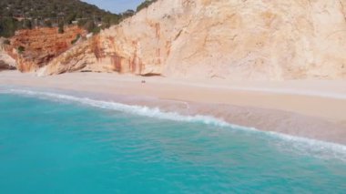 Yunanistan 'daki güzel boş kumsal manzarası. İyon adası Port Katsiki, Lefkada 'daki dramatik kıyı şeridi kayalık kayalıkları. Mavi turkuaz dalgalı deniz.