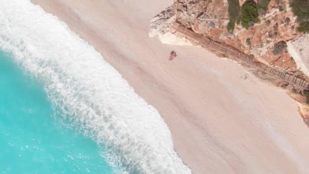 ギリシャの美しい空のビーチの空中ビューではない人 劇的な海岸線の風光明媚な湾の岩の崖 イオニア島 ポートカツィキ レフカダ 青いターコイズ波 ロイヤリティフリーのストック動画