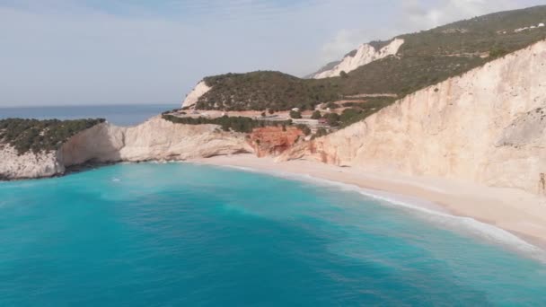 ギリシャの美しい空のビーチの空中ビューではない人 劇的な海岸線の風光明媚な湾の岩の崖 イオニア島 ポートカツィキ レフカダ 青いターコイズ波 動画クリップ