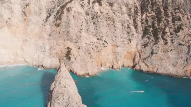 ギリシャの美しい空のビーチの空中ビューではない人 劇的な海岸線の風光明媚な湾の岩の崖 イオニア島 ポートカツィキ レフカダ 青いターコイズ波 ロイヤリティフリーストック映像