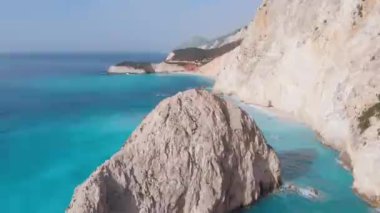 Yunanistan 'daki güzel boş plajın havadan görünüşü, hiç insan yok. İyon adası Port Katsiki, Lefkada 'daki dramatik kıyı şeridi kayalık kayalıkları. Mavi turkuaz dalgalı deniz.