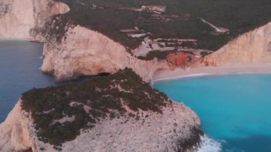 Yunanistan 'daki güzel boş plajın havadan görünüşü, hiç insan yok. İyon adası Port Katsiki, Lefkada 'daki dramatik kıyı şeridi kayalık kayalıkları. Mavi turkuaz dalgalı deniz.