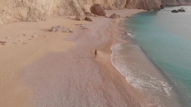 Медленное Движение Вид Воздуха Женщину Гуляющую Отдыхающую Красивом Пустом Пляже — стоковое видео