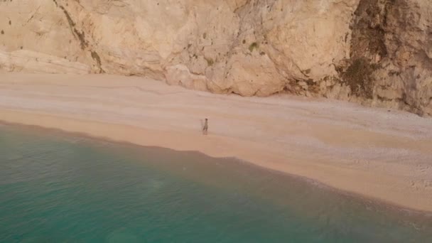Повільний Рух Повітряний Вид Жінки Йде Відпочиває Красивому Порожньому Пляжі Стокове Відео 