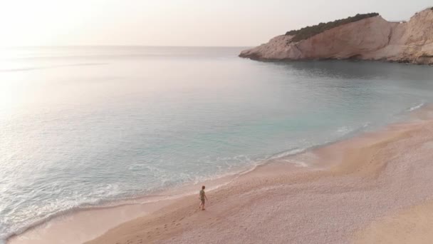 Yavaş Çekim Yunanistan Güzel Boş Bir Plajda Yürüyen Dinlenen Kadın — Stok video