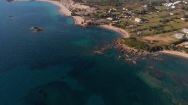 Yunanistan 'ın görkemli sahil şeridinde çok güzel bir sahil ve su sahası var. Turkuaz mavi şeffaf su, eşsiz kayalık uçurumlar, Yunanistan yaz tatili en iyi seyahat beldesi Mora