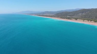 Yunanistan 'ın görkemli sahil şeridinde çok güzel bir sahil ve su sahası var. Turkuaz mavi şeffaf su, eşsiz kayalık uçurumlar, Yunanistan yaz tatili en iyi seyahat beldesi Mora