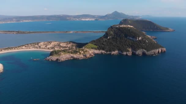ギリシャの壮大な海岸線の空中美しいビーチと水湾 ターコイズブルー透明水 ユニークな岩の崖 ギリシャの夏のトップ旅行先Voidokiliaビーチペロポネス ストック映像