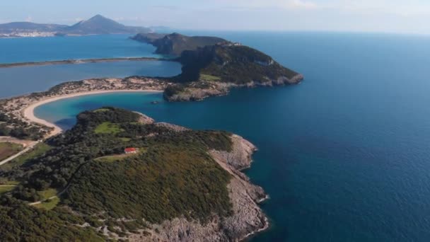 ギリシャの壮大な海岸線の空中美しいビーチと水湾 ターコイズブルー透明水 ユニークな岩の崖 ギリシャの夏のトップ旅行先Voidokiliaビーチペロポネス ロイヤリティフリーのストック動画