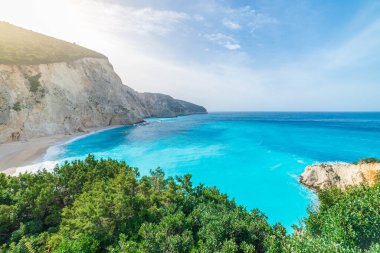 Yunanistan 'ın görkemli sahil şeridinde güzel bir sahil ve su koy. Turkuaz mavi şeffaf su, eşsiz kayalık uçurumlar, Yunanistan yazın Lefkada adası