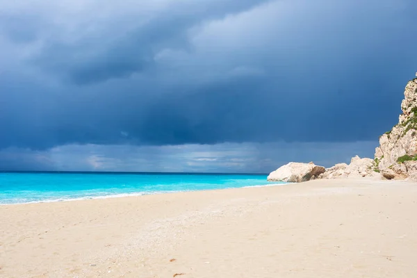 Yunanistan Görkemli Sahil Şeridinde Güzel Bir Sahil Koy Turkuaz Mavi — Stok fotoğraf