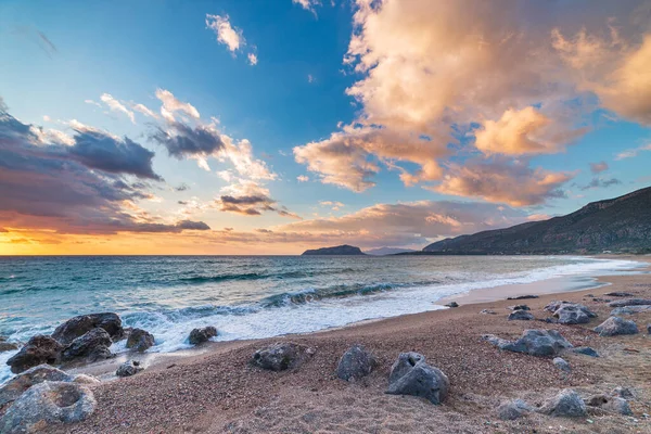 Puesta Sol Sobre Hermosa Playa Bahía Agua Espectacular Costa Griega —  Fotos de Stock