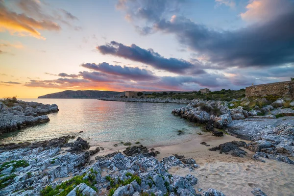 Günbatımı Gökyüzü Güzel Sahil Üzerinde Yunan Görkemli Kıyı Şeridinde Koyunda — Stok fotoğraf