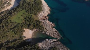 Yunanistan 'ın görkemli sahil şeridinde çok güzel bir sahil ve su sahası var. Turkuvaz mavisi şeffaf su, eşsiz kayalık uçurumlar, Yunanistan yaz tatili tatil beldesi Voidokilia plajı Mora