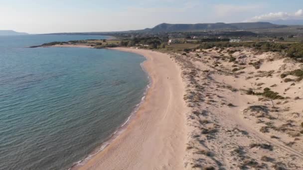 ギリシャの壮大な海岸線の空中美しいビーチと水湾 ターコイズブルー透明水 ギリシャの夏のトップ旅行先ペロポネス ストック動画