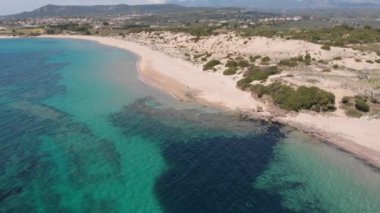Yunanistan 'ın görkemli sahil şeridinde çok güzel bir sahil ve su sahası var. Turkuaz mavi şeffaf su, eşsiz kayalık uçurumlar, Yunanistan yaz tatili en iyi seyahat beldesi Mora