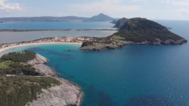 Yunanistan 'ın görkemli sahil şeridinde çok güzel bir sahil ve su sahası var. Turkuvaz mavisi şeffaf su, eşsiz kayalık uçurumlar, Yunanistan yaz tatili tatil beldesi Voidokilia plajı Mora