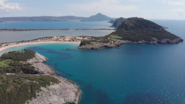 ギリシャの壮大な海岸線の空中美しいビーチと水湾 ターコイズブルー透明水 ユニークな岩の崖 ギリシャの夏のトップ旅行先Voidokiliaビーチペロポネス ストック動画