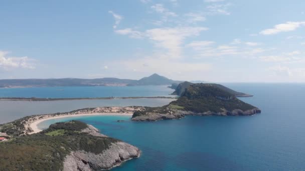ギリシャの壮大な海岸線の空中美しいビーチと水湾 ターコイズブルー透明水 ユニークな岩の崖 ギリシャの夏のトップ旅行先Voidokiliaビーチペロポネス 動画クリップ