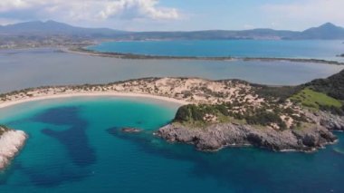 Yunanistan 'ın görkemli sahil şeridinde çok güzel bir sahil ve su sahası var. Turkuvaz mavisi şeffaf su, eşsiz kayalık uçurumlar, Yunanistan yaz tatili tatil beldesi Voidokilia plajı Mora