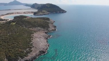 Yunanistan 'ın görkemli sahil şeridinde çok güzel bir sahil ve su sahası var. Turkuvaz mavisi şeffaf su, eşsiz kayalık uçurumlar, Yunanistan yaz tatili tatil beldesi Voidokilia plajı Mora