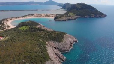 Yunanistan 'ın görkemli sahil şeridinde çok güzel bir sahil ve su sahası var. Turkuvaz mavisi şeffaf su, eşsiz kayalık uçurumlar, Yunanistan yaz tatili tatil beldesi Voidokilia plajı Mora