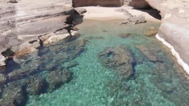 ギリシャの壮大な海岸線の空中美しいビーチと水湾 ターコイズブルー透明水 ユニークな岩の崖 ギリシャの夏のトップ旅行先ペロポネス ロイヤリティフリーのストック動画
