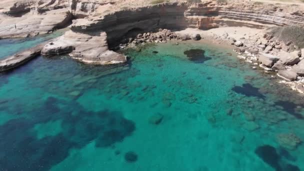 Воздушный Красивый Пляж Бухта Греции Впечатляющей Береговой Линии Бирюзовая Голубая — стоковое видео