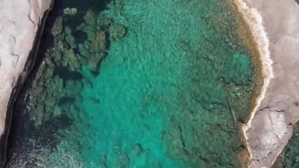 Spiaggia Aerea Bellissima Baia Acqua Nella Spettacolare Linea Costiera Greca Clip Video