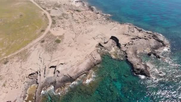 ギリシャの壮大な海岸線の空中美しいビーチと水湾 ターコイズブルー透明水 ユニークな岩の崖 ギリシャの夏のトップ旅行先ペロポネス ストック動画