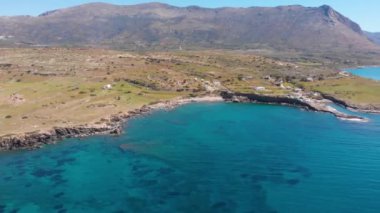 Yunanistan 'ın görkemli sahil şeridinde çok güzel bir sahil ve su sahası var. Turkuaz mavi şeffaf su, eşsiz kayalık uçurumlar, Yunanistan yaz tatili en iyi seyahat beldesi Mora