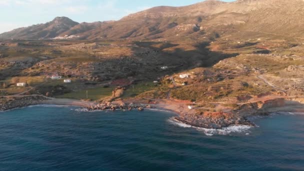 Воздушный Красивый Пляж Бухта Греции Впечатляющей Береговой Линии Бирюзовая Голубая — стоковое видео