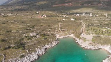 Yunanistan 'ın görkemli sahil şeridinde çok güzel bir sahil ve su sahası var. Turkuaz mavi şeffaf su, eşsiz kayalık uçurumlar, Yunanistan yaz tatili en iyi seyahat beldesi Mora