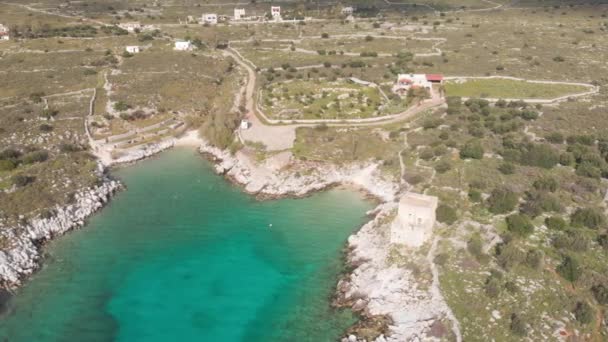Flygfoto Vacker Strand Och Vatten Vik Den Grekiska Spektakulära Kustlinjen Royaltyfri Stockfilm
