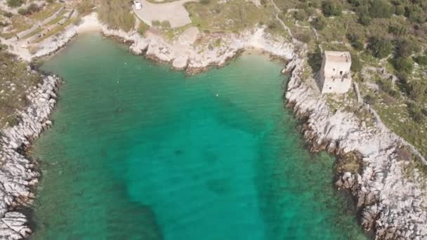 Flygfoto Vacker Strand Och Vatten Vik Den Grekiska Spektakulära Kustlinjen Royaltyfri Stockvideo