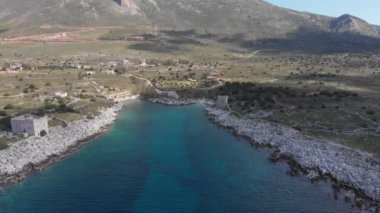 Yunanistan 'ın görkemli sahil şeridinde çok güzel bir sahil ve su sahası var. Turkuaz mavi şeffaf su, eşsiz kayalık uçurumlar, Yunanistan yaz tatili en iyi seyahat beldesi Mora