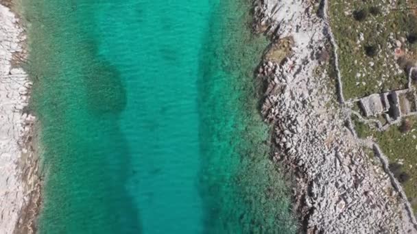 ギリシャの壮大な海岸線の空中美しいビーチと水湾 ターコイズブルー透明水 ユニークな岩の崖 ギリシャの夏のトップ旅行先ペロポネス 動画クリップ