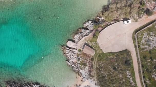 Luchtfoto Mooi Strand Water Baai Griekse Spectaculaire Kustlijn Turkoois Blauw Stockvideo